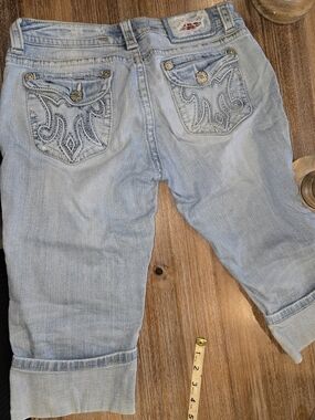 MEK Denim Light Wash Embroidered Back Pocket Women’s Jean Capri Size 29
